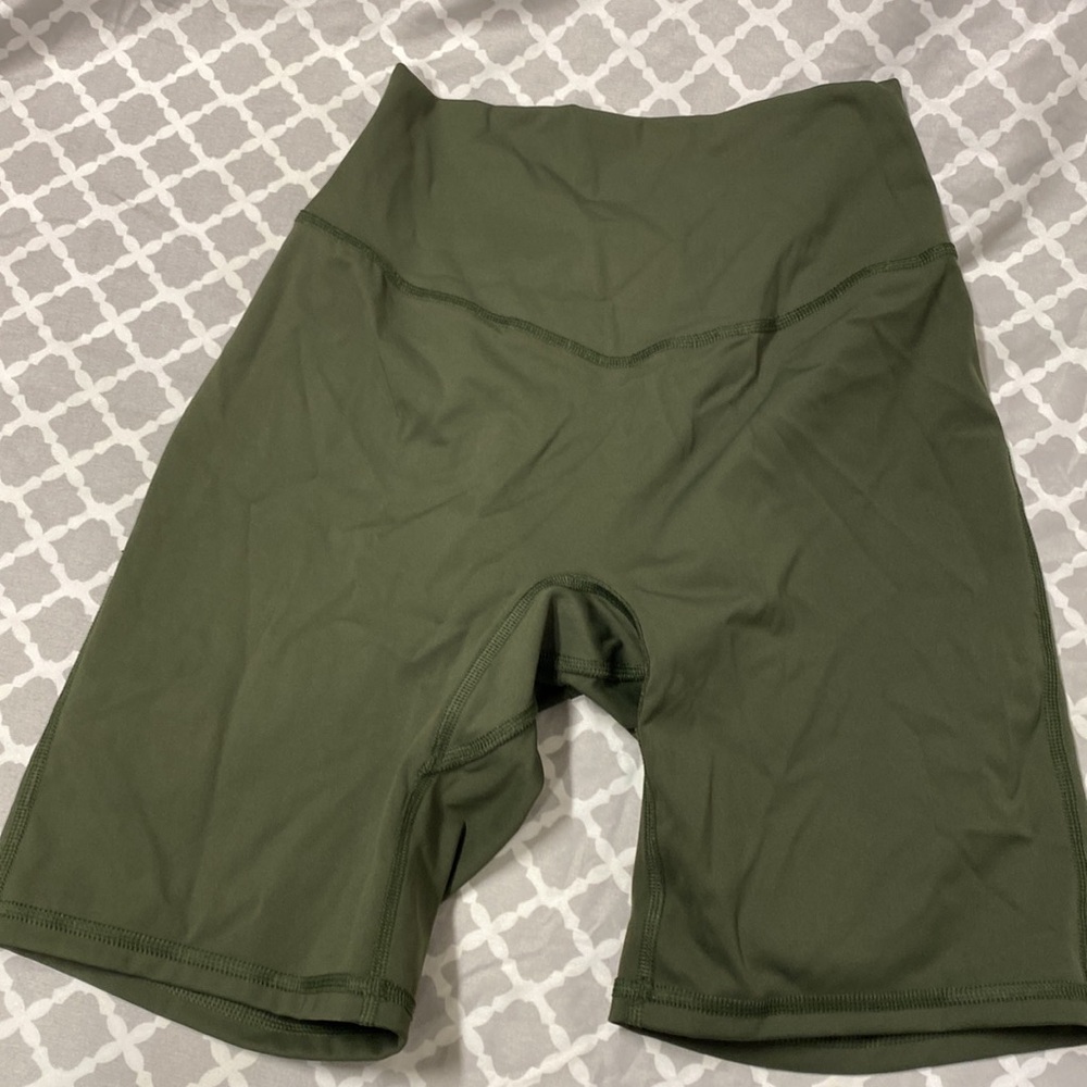 Gym shark
Women’s size small 
Athletic shorts 
Gym apparel